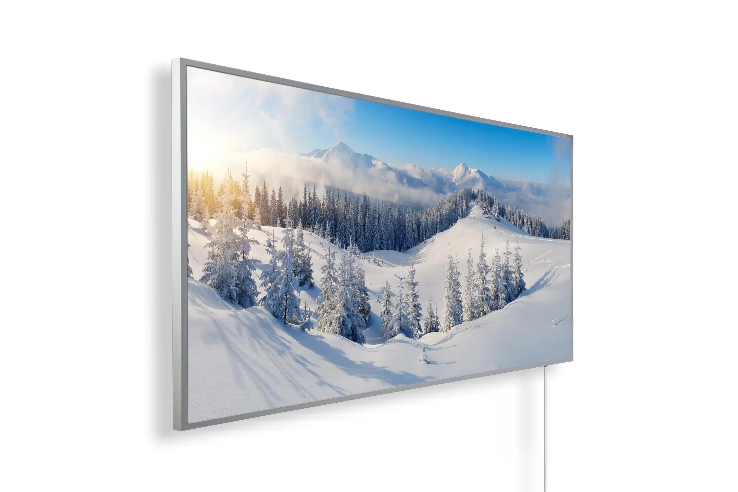Wandbild einer verschneiten Berglandschaft mit Tannen unter blauem Himmel
